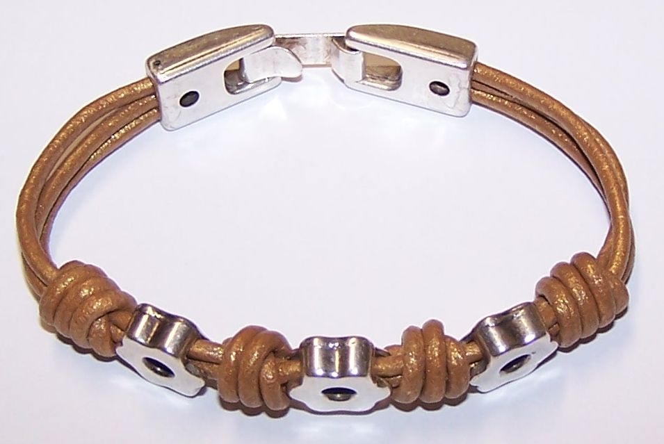 Brazalete Pulsera  7 Cuero 2mm 3 Flores y cierre Gancho Zamak Hecho a Mano